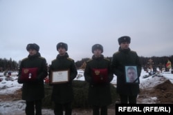 Россия — похороны заключённого и наёмника ЧВК «Вагнер» Дмитрия Меньшикова в Петербурге. ЧВК «Вагнер» прибегает к набору на войну заключённых, бросая их на самые тяжёлые участки боёв