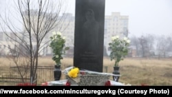 "Ала-Арча" көрүстөнү. Эл артисти Жамал Сейдакматованын эстелиги. 