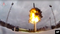 Ռուսաստանի պաշտպանության նախարարության հրապարակած այս լուսանկարում պատկերված է զորավարժության ժամանակ միջմայրցամաքային բալիստիկ հրթիռի արձակումը, արխիվ