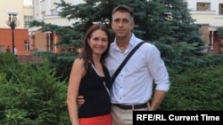 Жилин жубайы менен.