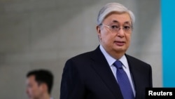 Президент Казахстана Касым-Жомарт Токаев голосует во время конституционного референдума на избирательном участке в Нур-Султане, Казахстан, 5 июня 2022 г.