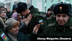 Hərbi xidmətə çağırılan rusiyalılar Omskdakı dəmiryol vağzalında qohumları ilə vidalaşır 