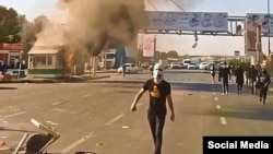 کرمی و حسینی متهم اند که در جریان اعتراضات مردمی یک عضو نیروهای بسیج یا شبه نظامی ایران را به قتل رسانده بودند.