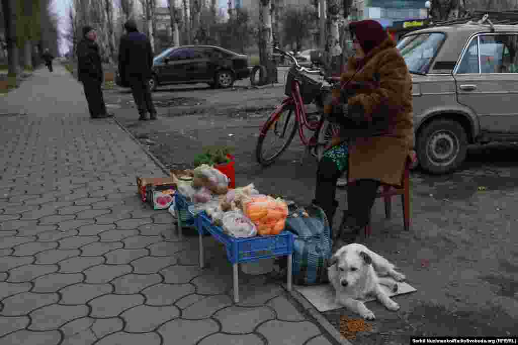 Мікрорайон &laquo;Шахтарський&raquo;, в якому ми прожили 1,5 року під час відрядження на схід. Ринок зачинений, але біля нього працює невеликий стихійний ринок, де можна купити свіже мʼясо, якісь овочі та інші продукти, працюють маленькі крамнички, можна навіть випити кави, якісь звичайні дрібнички в таких місцях дуже цінуєш