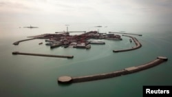 Вид на искусственные острова Кашагана в Каспийском море. 7 апреля 2013 года.