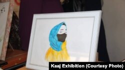یکی از نقاشی های که به یادبود از قربانیان مرکز آموزشی کاج در یک نمایشگاه در شهر کابل به نمایش گذاشته شده است