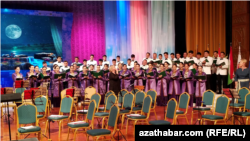 Государственный хор исполняет под руководством Виты Тимермане.