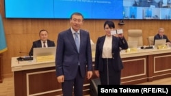 Салтанат Турсынбекова талапкерлик күбөлүгүн көрсөтүп жатат.