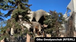 یکی از محلاتی که به تازه گی از سوی نیروهای روسی در اوکراین هدف قرار گرفته و تخریب شده است. 