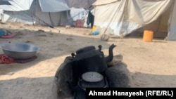 خیمه نشین ها برای پخت و پز نیز با دشواری های جدی رو به رو اند و امکانات حداقل در اختیار ندارند تا بتوانند برای خود و فرزندان شان غذا تهیه کنند