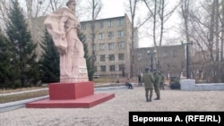 Мобилизованный просит сфотографировать его «напоследок» у памятника, Чита.