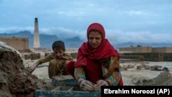 خاننواده های زیادی در افغانستان به دستمزد کودکان چشم دوخته اند