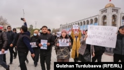 Саясатчылардын жана жарандык активисттердин камалышына каршы болгондордун жөө жүрүшү. 24-октябрь, 2022-жыл. Бишкек шаары.