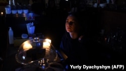 Бариста у львівській кав’ярні під час вимушеного вимкнення електропостачання, 11 жовтня