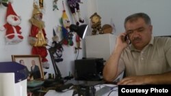 дар утоқи корӣ