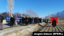 Чек арадагы атышуудан кийин, Ак-Сай айылы, Баткен, 11-январь, 2014.