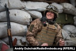 Матрос морської піхоти на передовій бойовій позиції