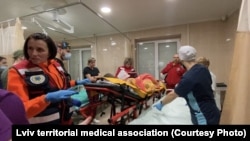 Прибуття поранених до лікарні у Львові, фото надане пресслужбою територіального медоб’єднання Львова, 10 квітня 2022 року