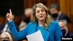 Мелани Жоли.