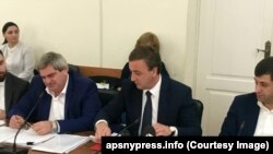 Владимир Делба, представлявший поправки к текущему бюджету, настаивал на принятии бюджета в окончательном чтении