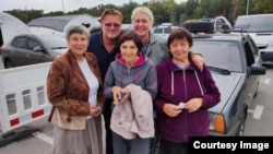 Костянтин Рогозін з переселенцями з окупованих територій