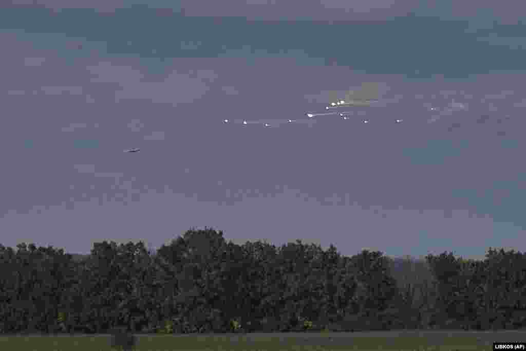 Український літак Су-25 здійснює відволікаючий маневр, щоб уникнути ураження ракетою під Бахмутом. 22 жовтня 2022 року. Найманці ПВК &laquo;Вагнер&raquo; причетні до вчинення злочинів, включаючи тортури, зґвалтування та масові вбивства під час різних воєнних конфліктів у світі, а тепер і під час війни в Україні