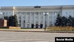 Херсонська обласна адміністрація без російського прапора