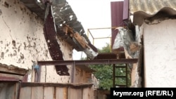 Посічений осколками будинок Костянтина Трушка у Князівці