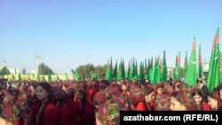 Туркменистан -- пачхьалкх йозуш ца хиларан де даздан кечамаш беш, къоман духар доьхна туркменхойн зудабераш, Туркменабат, ГIадужу-бутт, 15, 2013