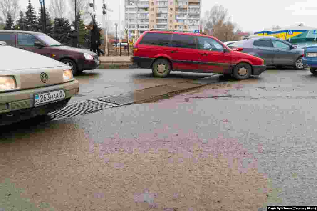 Выбоины на дороге в районе железнодорожного вокзала. Местные жители говорят, что ямы тут появляются вскоре после ремонтных работ. Уральск, март 2020 года.