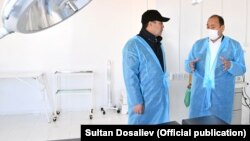 Саламаттык сактоо министри Алымкадыр Бейшеналиев Президент Садыр Жапаров менен, 30-октябрь, 2021-жыл. 
