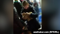 Кадр из видео, сделанного в очереди за хлебом в госмагазине. Ашхабад, ноябрь, 2021