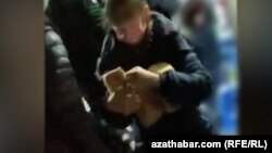 Ребенок несет купленный в государственном магазине хлеб. Ашхабад, ноябрь, 2021 (иллюстративное фото)  