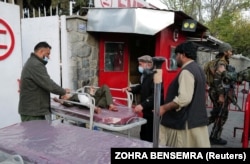 Перевезення до лікарні хлопчика, пораненого внаслідок вибуху, Кабул, Афганістан, 2 листопада 2021 року