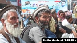 روزانه ده ها تن در کنار سرک های کابل و سایر ولایات افغانستان، ساعت ها را در انتظار کار های روزمزد سپری می کنند(آرشیف، شهر خوست)