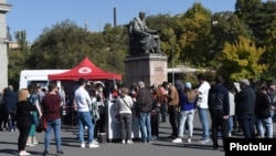 Armenia - People line up outside a mobile vaccination center in Yerevan's Liberty Square, September 24, 2021.