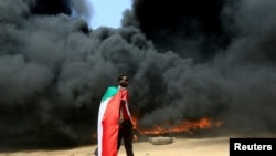 Судандагы аскердик төңкөрүшкө каршылык билдирип чыккан жигит. Хартум шаары, 26-октябрь, 2021-жыл. 