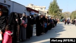 صف طولانی متقاضیان پاسپورت در کابل - عکس از آرشیف