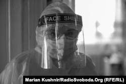 Інна Тичина, лікарка з багаторічним досвідом і сама перехворіла. Їй довелося кілька днів провести в реанімації. Ледве вийшла із важкого стану, каже нам. Потім ще кілька місяців реабілітації і вона продовжила свою роботу.