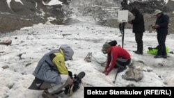 "Азаттыктын" журналисттери Ысык-Көлдөгү Кара-Баткак мөңгүсүндө, 4-июль, 2021-жыл. 