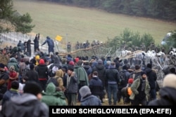 Мігранти на білорусько-польському кордоні в Гродненської області, Білорусь, 8 листопада 2021 року