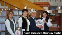 Кабыл Макешов китебинин бет ачарында. 2021-жылдын 11-октябры.