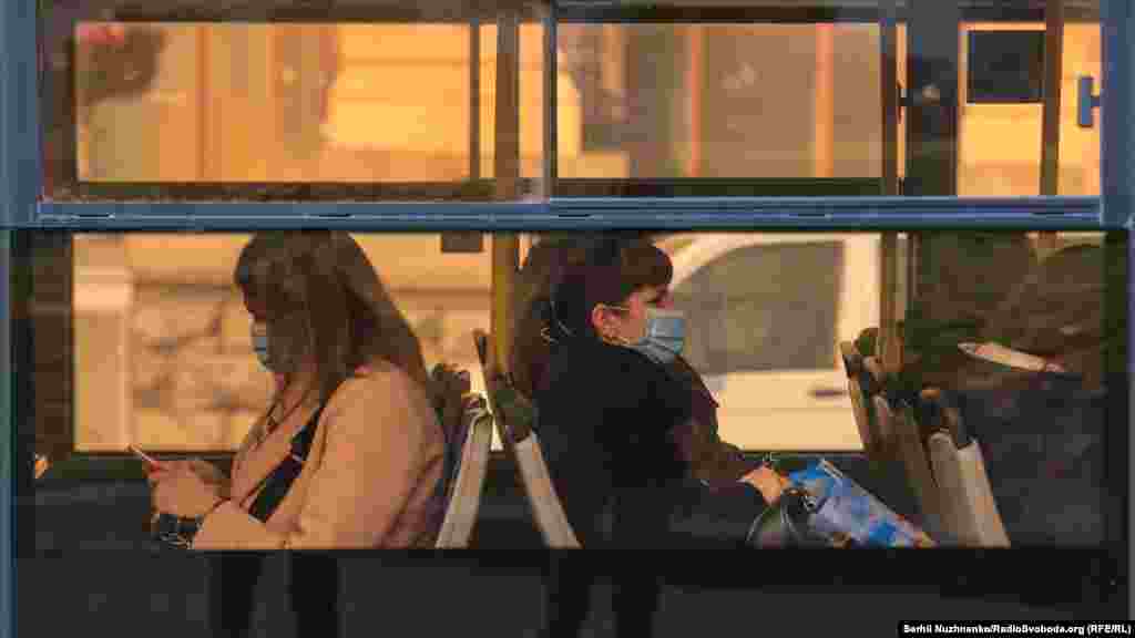 У&nbsp;транспорт Києва (метро, трамваї, тролейбуси, автобуси, маршрутки) з&nbsp;1 листопада можна сідати лише за&nbsp;умови, що&nbsp;пасажир має щось із такого переліку документів: &ndash; свідоцтво повного курсу вакцинації від COVID-19 (зелений сертифікат в &laquo;Дії&raquo; чи інший документ&nbsp;&ndash; наприклад, паперове свідоцтво про вакцинацію міжнародного зразка); &ndash; підтвердження про першу дозу щеплення (жовтий сертифікат у &laquo;Дії&raquo; або довідка від лікаря про отримання першого щеплення&nbsp;&ndash; форма 063-О); &ndash; негативний ПЛР-тест чи&nbsp;антиген-тест на&nbsp;COVID-19 (діє не більше від 72 годин з&nbsp;моменту взяття мазка); &ndash; документ про одужання від COVID-19 (такий документ вказано у&nbsp;правилах КМДА, при цьому МОЗ раніше пояснювало, що&nbsp;форму такої довідки поки що&nbsp;не&nbsp;затверджено, а відповідна опція в &laquo;Дії&raquo; перебуває на&nbsp;етапі тестування) 