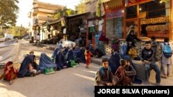 Афганцы у пекарни в Кабуле, октябрь 2021 года.