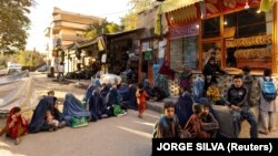 تعدادی از زنان و کودکان فقیر در افغانستان 