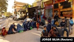 Әфганнар икмәк кибете янында, Кабул, октябрь 2021