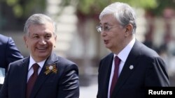 Президент Узбекистана Шавкат Мирзиеев (слева) и президент Казахстана Касым-Жомарт Токаев на параде в честь 75-летия победы во Второй мировой войне. Москва, 9 мая 2020 года