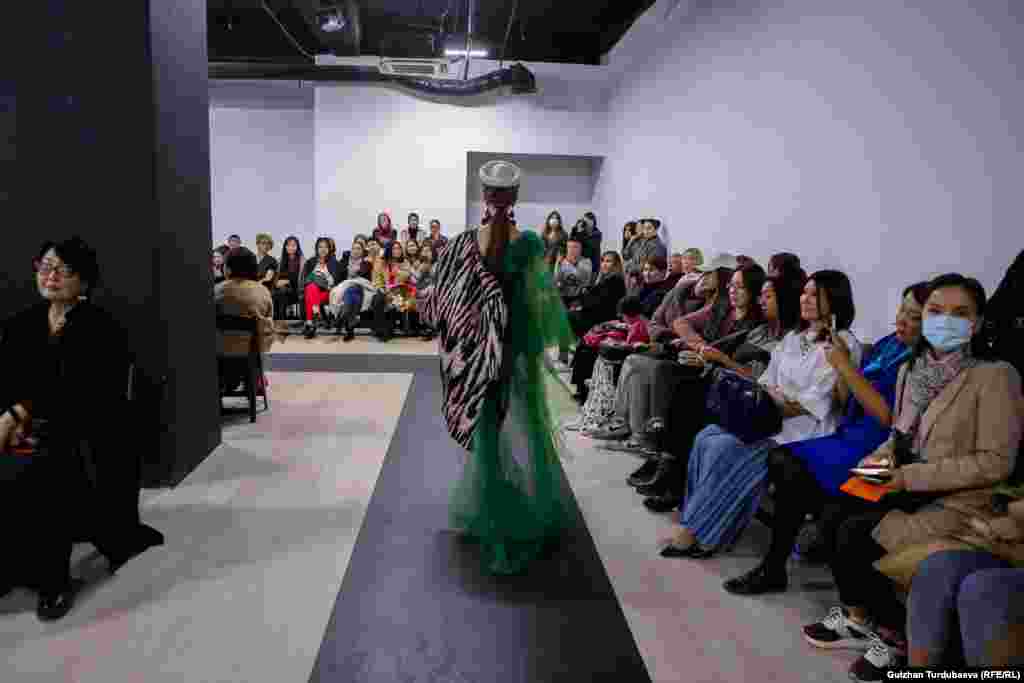 Мода көргөзмөнү Кыргызстандын дизайнерлер союзу уюштурду.&nbsp;