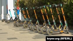 Электр чыгырыктарды (электросамокат) ижарага берүүчү жай. Иллюстрациялык сүрөт.