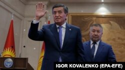 Cооронбай Жээнбеков (солдо) Ала-Арча резиденциясында парламент жыйынынан чыгып баратат, 16-октябрь, 2020-жыл